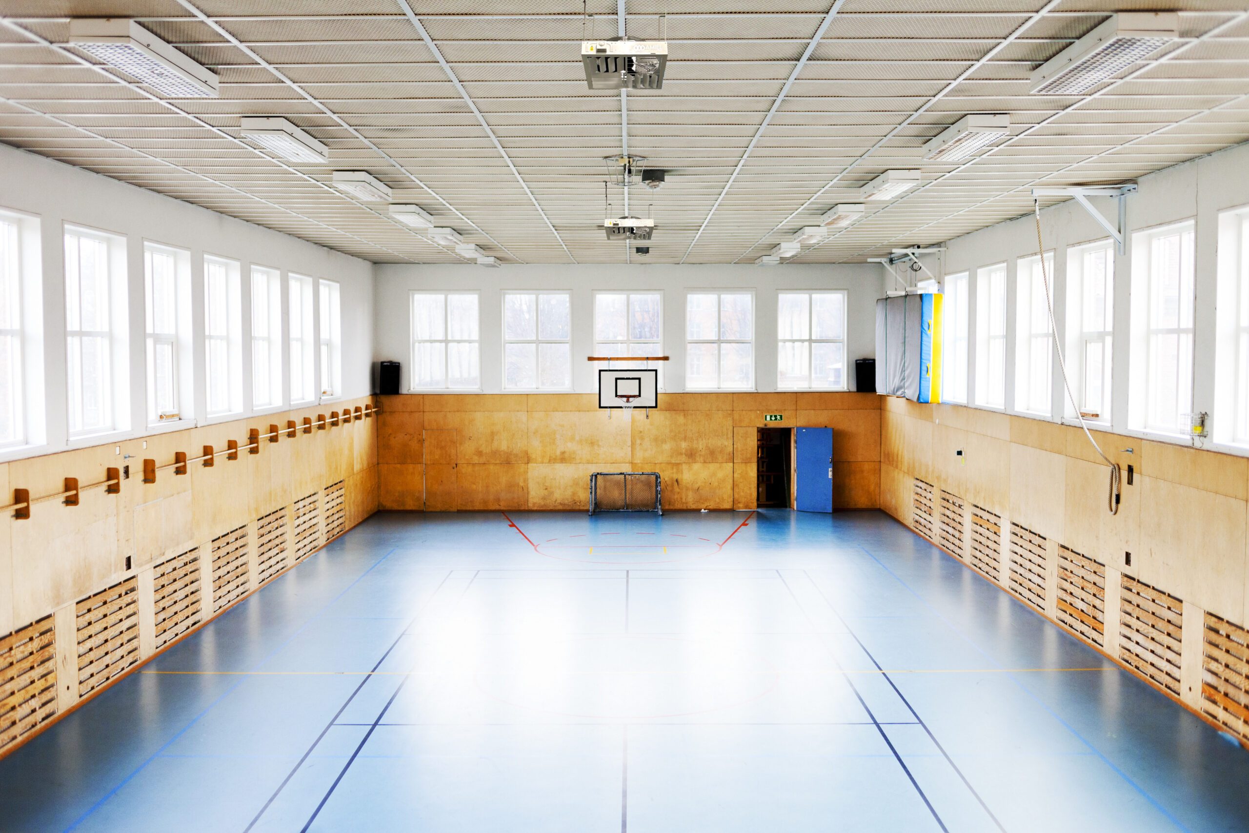 gymnase équipé de déstratificateur Déstratificateur d'air dans un gymnase – réduction des coûts de chauffage